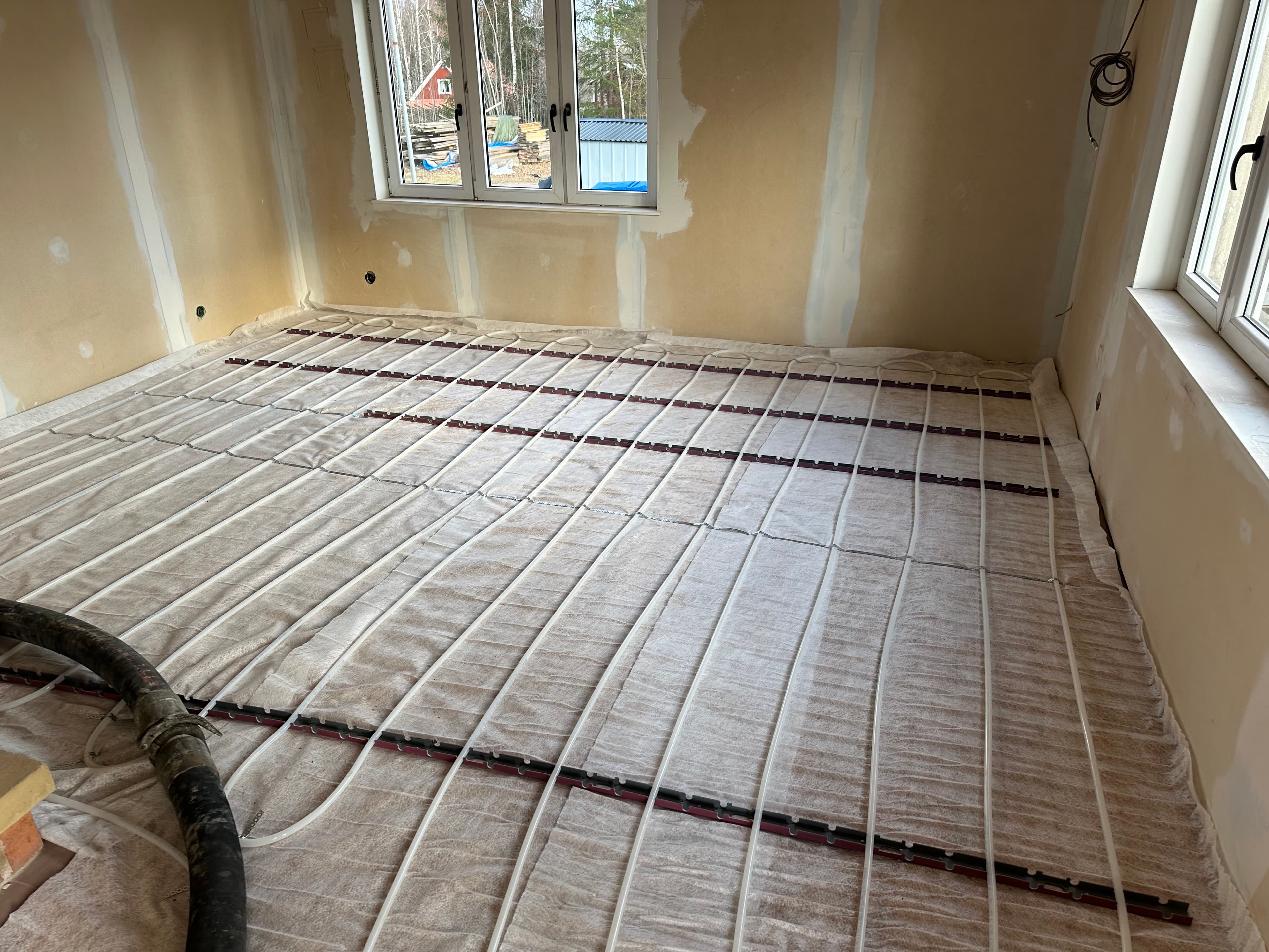 Golvvärme under uppbyggnad